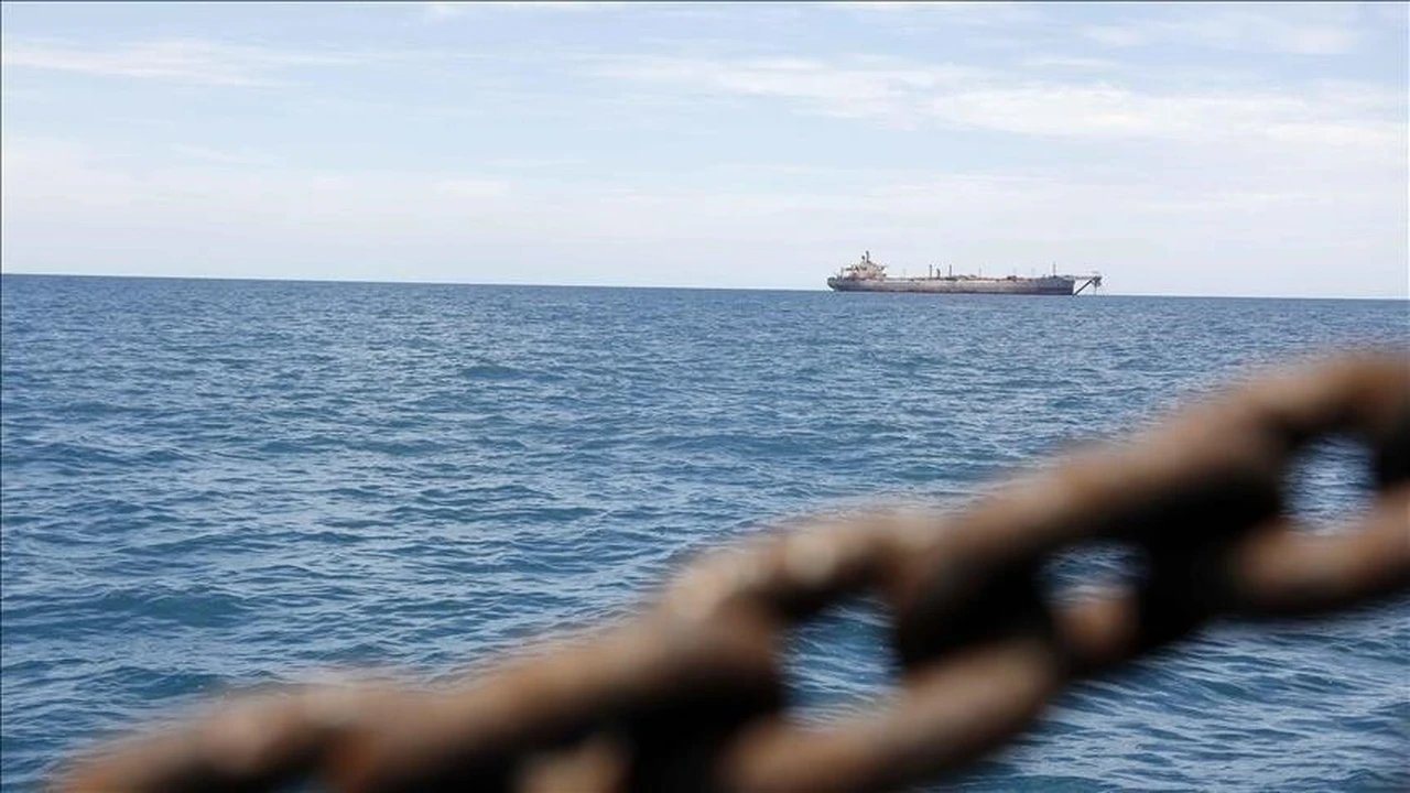 إنقاذ سفينة بضائع من الغرق في سقطرى بعد عطل فني خطر
